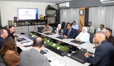 محافظ أسوان يلتقي وفد الهيئة العامة للتأمين الصحي الشامل