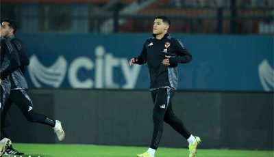 مصطفى العش يغادر مباراة الأهلي وفاركو مصابًا