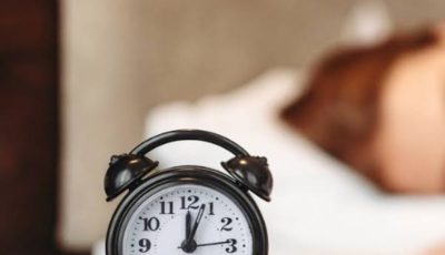 احذر..الاستيقاظ المفاجئ على صوت المنبه… خطر خفي يهدد صحة قلبك!