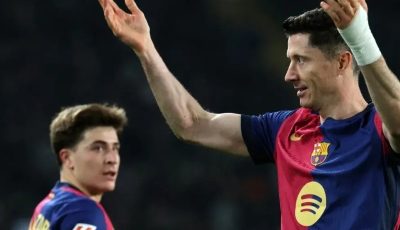 روح الفريق تتألق: لاعبو برشلونة يشاركون زميلهم المصاب فرحة التتويج من المستشفى!