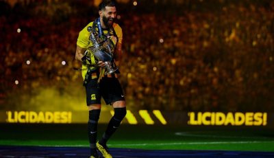 بنزيما يقود احتفالات الاتحاد بتسلّم كأس الدوري السعودي