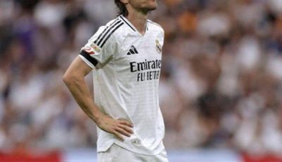 في ليلة وداعه للبرنابيو … الوسط الكتالوني يقف احترامًا لمودريتش