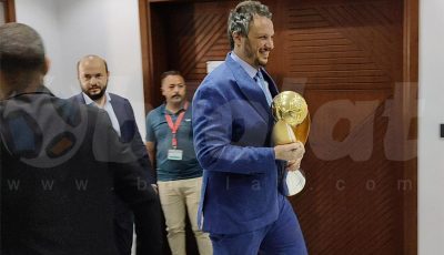 ممدوح عيد يلفت الأنظار في اجتماع اتحاد الكرة بظهور مميز مع كأس دوري أبطال إفريقيا (فيديو)
