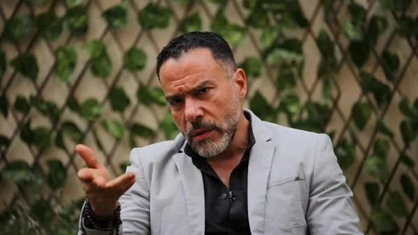نشأت طفلًا مائلًا للعزلة وافتنت بالحضارة المصرية منذ أول كتاب اطّلعت عليه.
