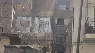النيابة تطالب بتسريع تحقيقات المباحث وتشكيل لجنة هندسية لفحص المبنى المنهار في الساحل.