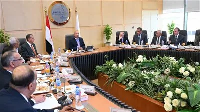 وزير الصناعة والنقل يترأس الاجتماع السنوي العادي للشركة القابضة للنقل البحري والبري للعام المالي 2025/2026