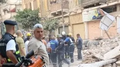 بعد وفاة وإصابة 9 أشخاص.. فريق من النيابة يفحص المبنى المنهار في العطارين