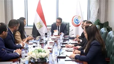 وزير الصحة يناقش مع شركة “ساندوز” تعزيز التعاون في تطوير صناعة الأدوية ودعم المبادرات الصحية الوطنية.