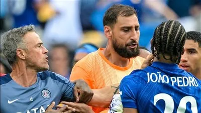 لويس إنريكي، مدرب باريس سان جيرمان، يثور غضباً على جواو بيدرو لاعب تشيلسي بعد هزيمة كأس العالم للأندية.