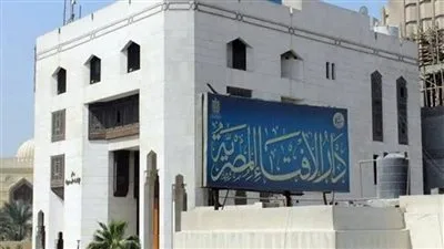 كيف يمكن تحقيق المساواة في الصف بين المصلين قائمين وجالسين على الكرسي؟ .. الفتوى تقدم الإجابة
