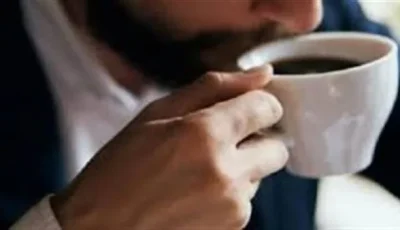 زيادة استهلاك القهوة أثناء موجات الحر قد تؤدي إلى جفاف حاد
