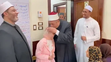 رئيس المعاهد الأزهرية يهدي 200 جنيه ويقبل رأس طفلة من ذوي الاحتياجات الخاصة