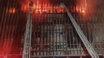 بعد الحريق… فريق من النيابة الإدارية يقوم بإجراء فحص شامل لسنترال رمسيس الرئيسي ومبنى الاتصالات الدولية.