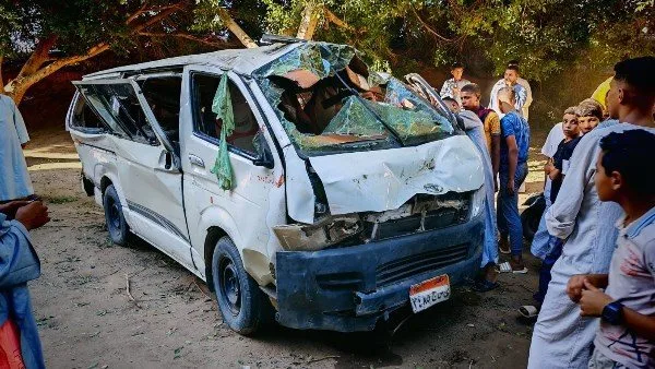 إصابة 13 فردًا في حادث تصادم بين ميكروباص ودراجة نارية بأسيوط