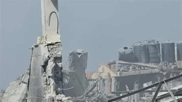 إسرائيل تقصف كنيسة العائلة المقدسة في غزة وتُصيب كاهنها.