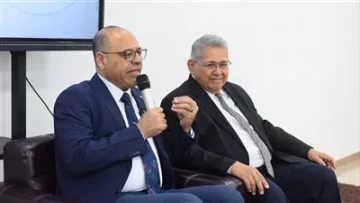 وزير العمل يوزع شهادات التخرج من دورة تدريبية في مهنة «المساح العام» على خريجي وطلاب قسم الجغرافيا