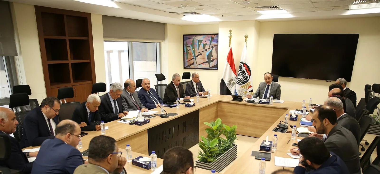 وزير قطاع الأعمال يناقش المشاريع التوسعية مع رؤساء الشركات القابضة ويتابع آخر مستجدات التطوير