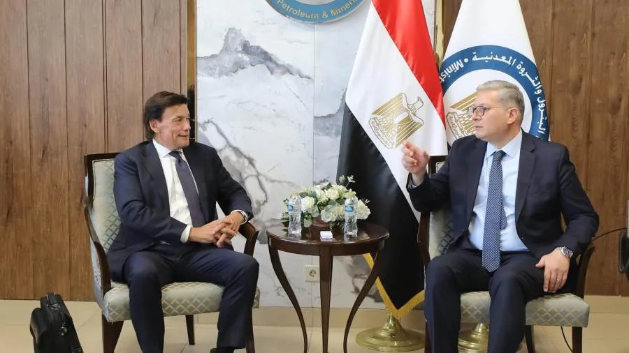 وزير البترول يجتمع بشكل موسع مع المدير التنفيذي لشركة “دانا غاز”
