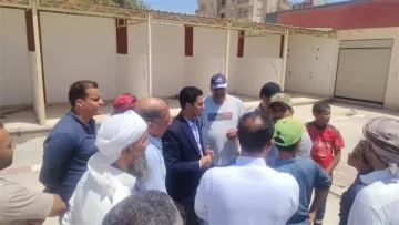 نائب محافظ مطروح يزور مدينة الضبعة لمتابعة خدمات النظافة والأسواق