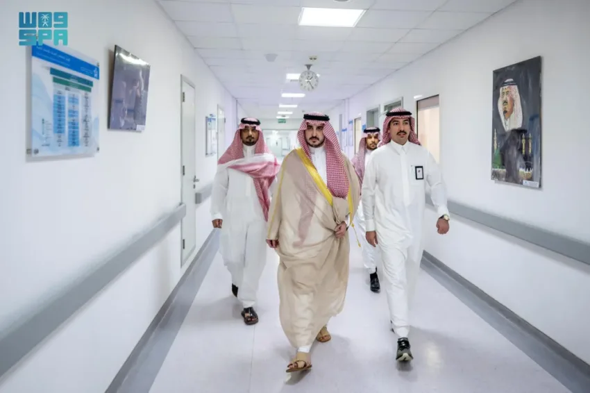 أمير الجوف يزور المعرف عايد الرويلي للاطمئنان على صحته