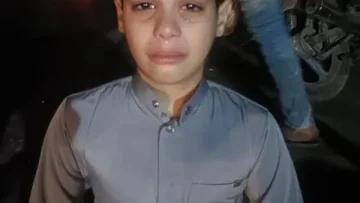 صورة مؤثرة… طفل يشهد والده يتعرض للدهس أمام عينيه على الطريق الدائري
