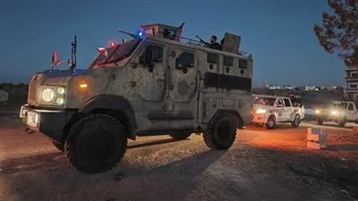 50 ألف مقاتل عشائري يحيطون بالمدينة ودمشق ترسل تعزيزات أمنية لاحتواء الأزمة.