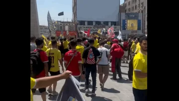 جماهير زاخو ودهوك تخلق أجواء حماسية في ساحة التحرير قبل مباراة النهائي (فيديو)