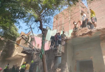 محافظ القاهرة يراقب آخر تطورات انهيار المبنى في حي مصر القديمة