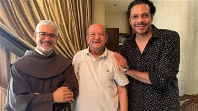 ظهور جديد للفنان لطفي لبيب بعد مغادرته وحدة العناية المركزة.. صور