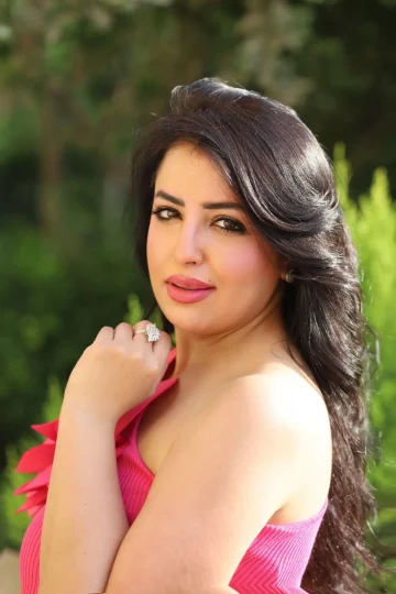 نهي صالح تتألق في جلسة تصوير صيفية بألوان زاهية (صور)