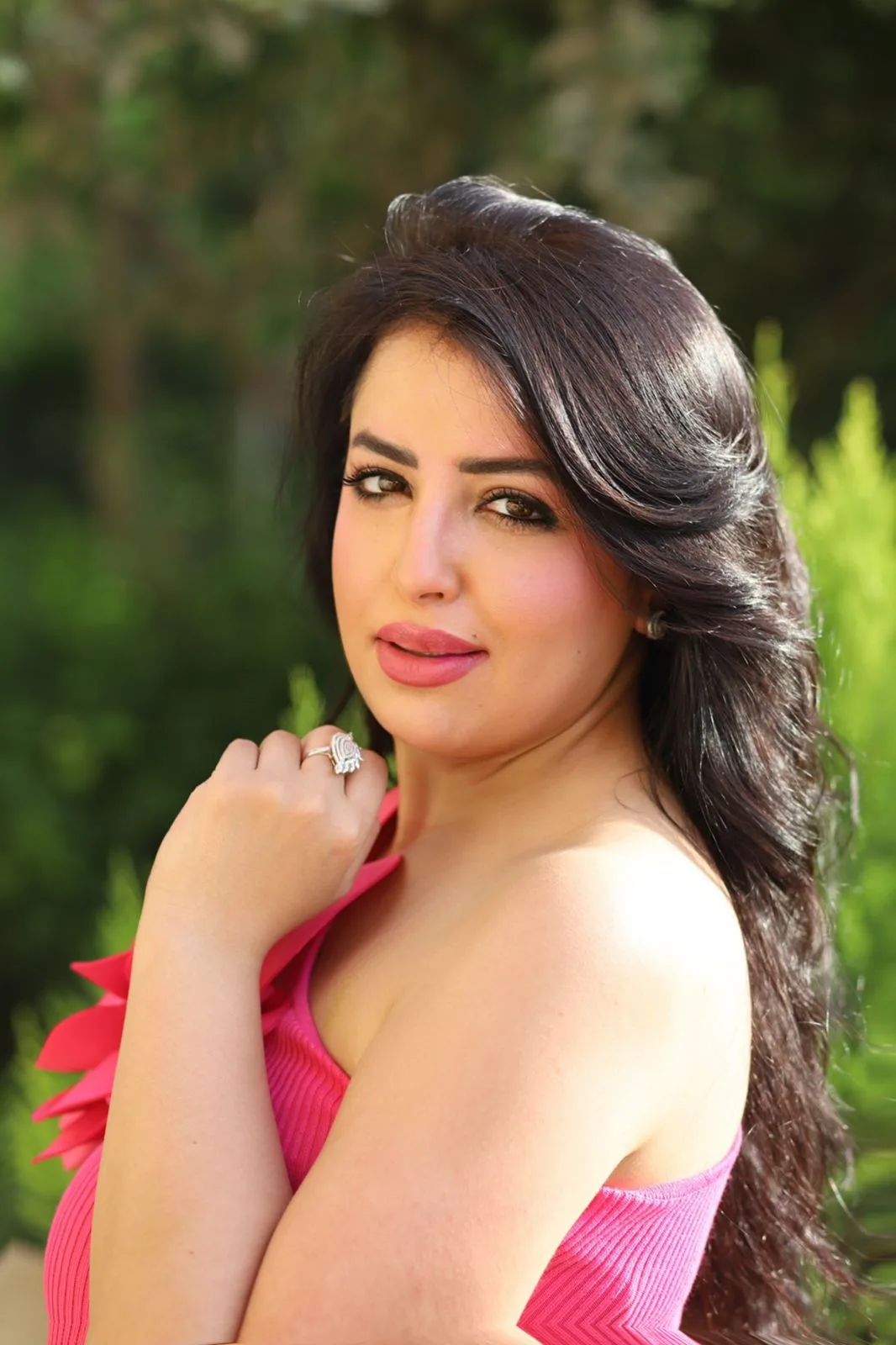 نهي صالح تتألق في جلسة تصوير صيفية بألوان زاهية (صور)