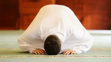 تحذير من 6 أمور تؤدي إلى بطلان الصلاة أثناء تأديتها.. تجنبها!