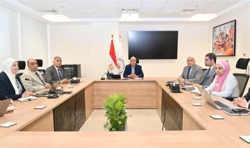 وزير الري يسلم خطة المرحلة الثانية لمشروع دلتا النيل للتنفيذ