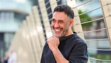 بتوجيه من والده.. عبد الله عمرو مصطفى يطلق أول أغانيه “Only You” (فيديو)