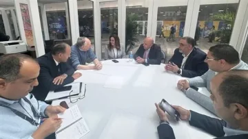 وزيرة التنمية المحلية تستعرض فرص التعاون مع مؤسس شركة (إزري) العالمية