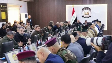 وزير الداخلية ومحافظ كربلاء ينسقان اجتماعاً أمنياً في قيادة العمليات.