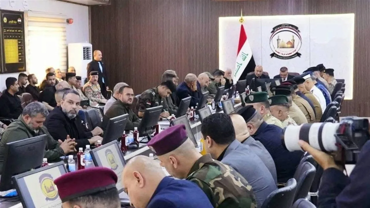 وزير الداخلية ومحافظ كربلاء ينسقان اجتماعاً أمنياً في قيادة العمليات.