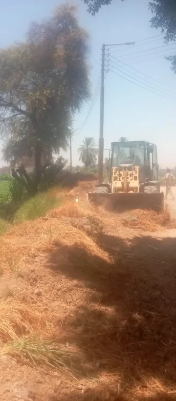 مواصلة إزالة مخلفات تنظيف الترع في قريتي “الكوم الأحمر” و “النواورة” بمركز البداري