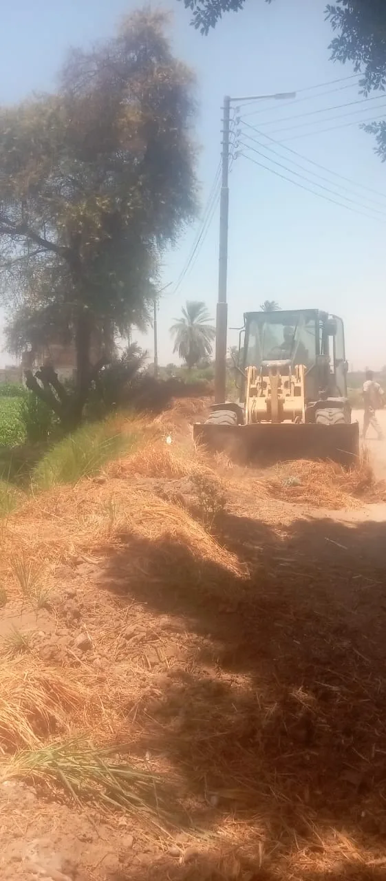 مواصلة إزالة مخلفات تنظيف الترع في قريتي “الكوم الأحمر” و “النواورة” بمركز البداري