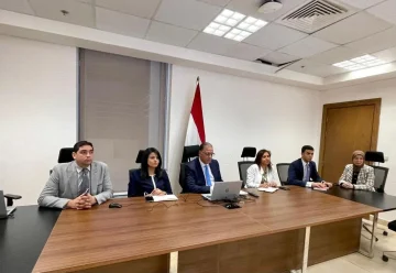 نائب وزير الخارجية يلتقي بـ “الهيئة الوطنية للانتخابات” تحضيرًا لانتخابات الشيوخ في الخارج