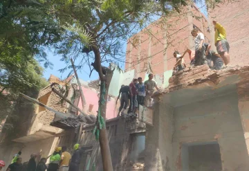 انتشال 4 جرحى.. محافظ القاهرة يتابع جهود الإطفاء في حادث انهيار مبنى بمصر القديمة