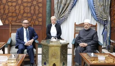 شيخ الأزهر يلتقي سفير كمبوديا لبحث سبل تعزيز التعاون العلمي والدعوي.