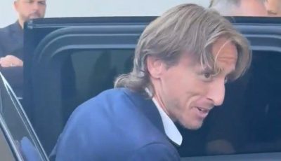 فيديو: لحظة وصول مودريتش لتوقيع عقده مع ميلان