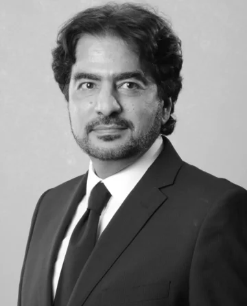 “ادعوا لزيزي مصطفى.. إنها امرأة من الزمن الجميل وأم فنانة ذات أصول”.
