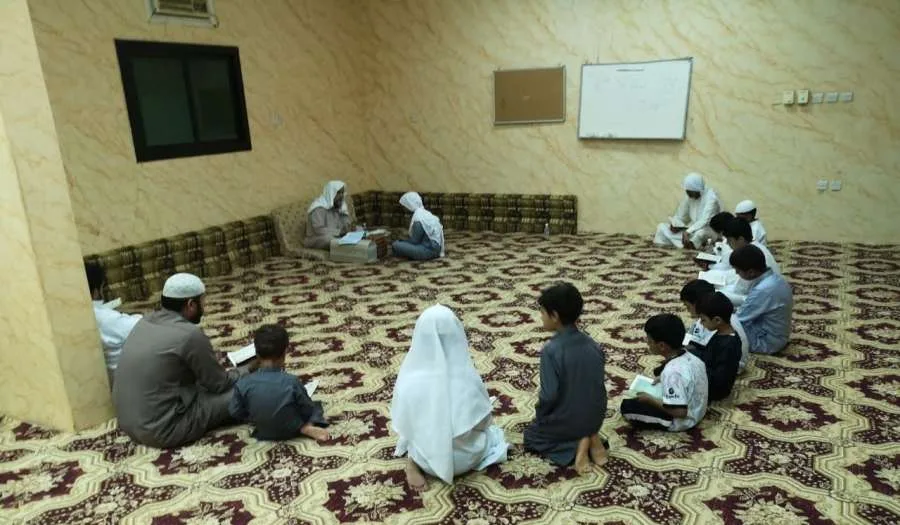 هل يجب دفع راتب العامل إذا اعتذر عن الحضور؟