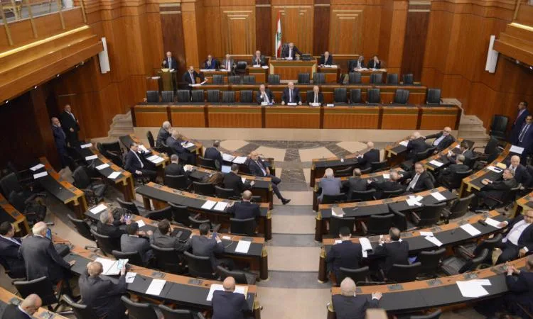 مجلس النواب اللبناني يتناول قضايا سلاح حزب الله وأموال المودعين