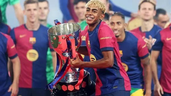 برشلونة يفاجئ جده لامين يامال بعد تجديد عقده واستلام قميص ميسي (فيديو)