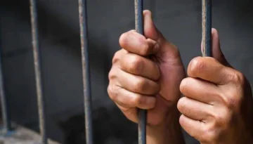 قاموا بعمل ثقب في جدار السجن!