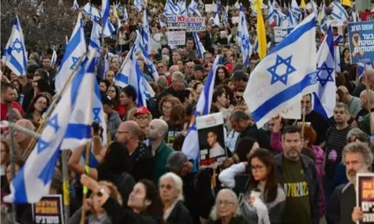 إعلام إسرائيلي: احتجاجات أمام منازل 3 وزراء لإنهاء الحرب على غزة