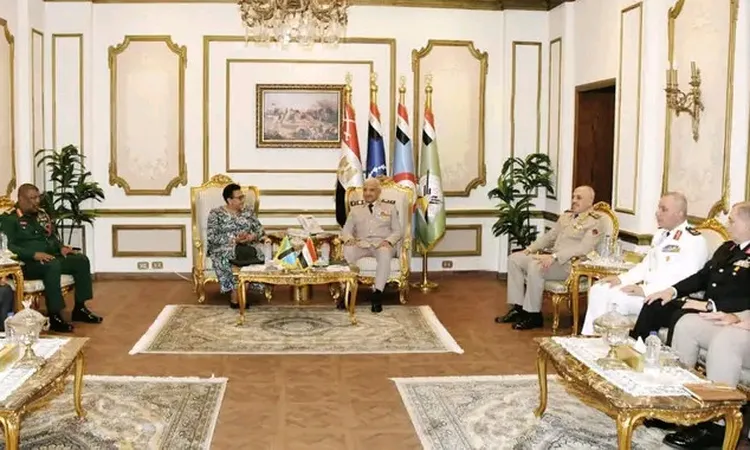 الفريق أول عبدالمجيد صقر يجتمع بوزير الدفاع التنزاني لتعزيز التعاون